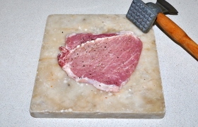  Отбиваем  мясо до толщины 7-8 мм, причем делаем это, закладывая ломти в пакетик, чтобы не разбить их молотком.