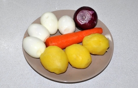 Сначала вынимаем яйца, позже – морковь и картошку. Заливаем холодной водой, когда все остыло – беремся за терку. Картофель и морковь трем крупно, яйца – мелко, причем желток и белок в разные мисочки.
