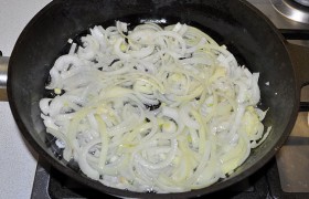 Сковороду с маслом ставим разогреваться на средний огонь. Нарезаем полукольцами лук и натираем крупно или средне морковь. Лук  пассеруем , помешивая, 10-12 минут.