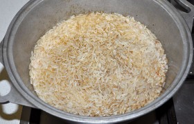 Еще раз промываем замоченный рис, сливаем воду. Если у нас молодой чеснок - втыкаем в зирвак, а сверху насыпаем рис. Очень важно распределить рис ровным слоем поверх зирвака и утрамбовать его.