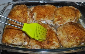 Промазываем сидром куски курицы перед тем, как поставить форму в духовку, нагревшуюся до 190-200°. Оставляем запекаться на 25-30 минут.