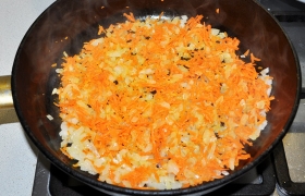 Для суповой  заправки  шинкуем мелко лук и нарезаем или натираем, как нравится, морковь. Загружаем в сковороду, разогретую с маслом на среднем огне, пассеруем 5-6  минут, порой помешивая.