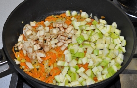 В сковороду закладываем кубики баклажанов и нарезанного так же кабачка. Солим, перчим, делаем огонь побольше и обжариваем овощи 4-5 минут.