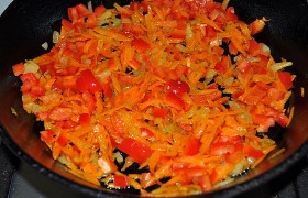  Пассеруем  мелко порубленный лук и тертую морковь 7-8 минут, добавляем мелкие квадратики нарезанного перца, тушим еще 5 мин. 