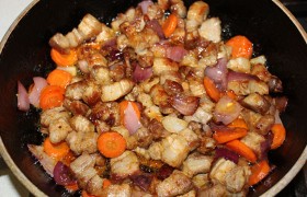 Перекладываем лук-морковь к мясу, перемешав, заливаем соусом. Снизив огонь, даем мясу с соусом покипеть не больше минуты-двух, выключаем конфорку, а сковороду на 5-6 минут накрываем крышкой. Поджарка в кисло-сладком соусе готова к подаче на стол.