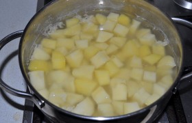 Пока закипает вода, очищаем картофелины, нарезаем средним кубиком. Варим 9-10 минут и сразу сливаем воду. Поливаем маслом, посыпаем Прованскими травами (или  Итальянскими , или приправой для картофеля), солим, перемешиваем.