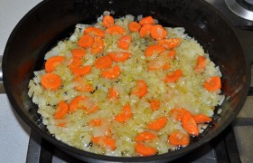 Добавляем нарезанную морковь, обжариваем еще 2-3 минуты.