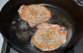 Перед началом жарки ждем 4-5 минут, пока в толстодонной сковороде  перекаливается масло . Обваливаем мясо в муке и на том же сильном огне обжариваем отбивные до подрумянивания, по 60-70 секунд сторону. Немного солим.