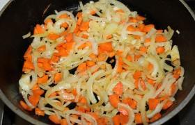 ... и еще 5-7 минут – добавив нарезанную морковь.