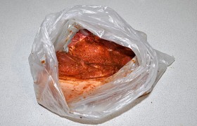 Берем пакет, кладем мясо, со всех сторон обмазываем. Закрываем, оставляем мясо мариноваться на столе час-два. Или кладем на полку холодильника, где оно может мариноваться до суток. 2-3 раза переворачиваем.