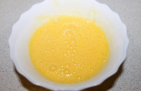 И взбиваем в мисочке яйца – просто, чтобы хорошо перемешались белки с желтками.