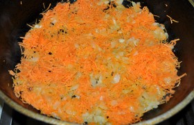 Для соуса сначала разогреваем вторую сковороду с растительным маслом на среднем огне, пассеруем 5-6 минут шинкованный мелко лук. Засыпаем тонко натертую морковь, пассеруем еще 5-6 минут. Посыпаем мукой, перемешиваем, через пару минут добавляем томатную пасту, соль и перец, помешиваем еще минуту.