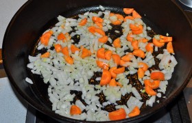Для заправки солянки 5-7 минут  пассеруем  на среднем огне нарезанные мелко морковь, лук и сельдерей. 