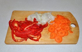 Готовим овощи: лук нарезаем полукольцами, сладкий перец – тонкой соломкой, морковь – тоненькими кружками или тоже соломкой.