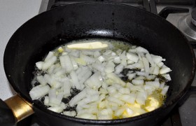 Нагреваем сковороду с растительным маслом на среднем огне, добавляем сливочное. Шинкуем лук, засыпаем в масло. Периодически помешивая, пассеруем лук 7-9 минут, до золотистого оттенка.