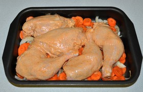 Размещаем куски курицы, собираем остатки маринада из миски и смазываем сверху. Запекаем 40-45 минут  в духовке при 190-200°.