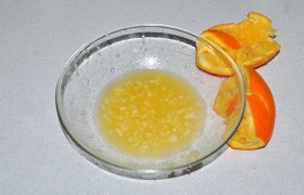 Для маринада выжимаем из апельсина сок.
