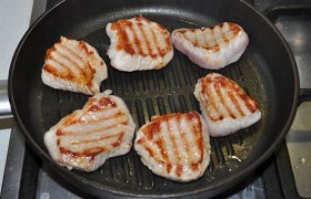Кладем мясо на сковородку и жарим до корочки, но не больше 2 минут, каждую сторону. Кстати, мясу не должно быть тесно на сковороде, лучше пожарить в несколько приемов.