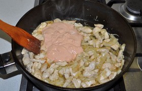 К обжаренному филе добавляем лук, обжариваем 3-5 минут. Выливаем соус в сковороду. Пробуем, чтобы понять, надо ли добавить приправ.