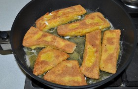 Ставим толстодонную сковороду на средний огонь, вливаем масло для  перекаливания . Обжариваем рыбу до румяных корочек, примерно по 3-4 минуты сторону.