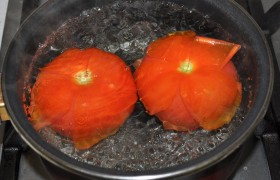 Пару помидоров надрезаем у плодоножки, опускаем в кипящую воду, через 30-60 секунд, когда начинает отслаиваться кожица, охлаждаем в воде, кожицу удаляем, мякоть нарезаем.