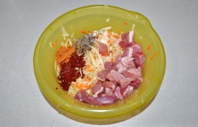 Свинину нарезаем небольшим (25-30 мм) кубиком, добавляем к овощам, а еще - томатную пасту, натертую морковь, часть сахара, перец и соль.