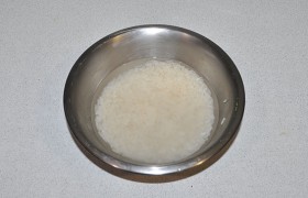 Еще за 15-20 минут до начала готовки отмеряем немного больше половины стакана длиннозерного риса и  запариваем  кипящей водой для набухания. Накрываем крышкой и полотенцем.