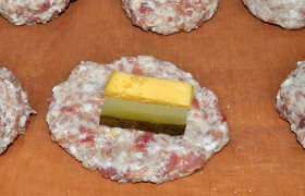 Сыр и соленый огурец нарезаем небольшими брусочками, в каждую зразу – палочка сыра и палочка огурца.