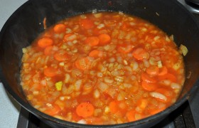 Кладем томатную пасту, перемешиваем, даем покипеть пару минут – и добавляем в кастрюлю с курицей и нарезанным картофелем.