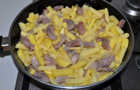 Засыпаем картофель. И теперь 15-20 минут почти не отходим от плиты, часто переворачивая картофель с мясом. Ближе к концу – солим по вкусу. 
