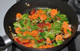 Нарезаем овощи и засыпаем в сковороду, перчим, немного солим,  тушим  5-6 минут, накрыв сковороду. 