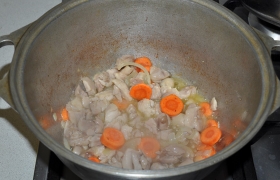 Добавляем порубленный лук, обжариваем 4-5 минут. Кладем морковь, все так же помешивая, обжариваем 6-8 минут.