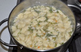 После всплывания клецек через пару минут бросаем рубленую зелень, выключаем и через 5 минут суп можно подавать.