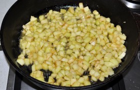 Яблоки очищаем, нарезаем мелким кубиком. На средне-сильном огне разогреваем масло, кладем в сковороду яблоки, посыпаем сахаром и жарим 5-6 минут, до испарения сока. Выключаем, смешиваем с крахмалом и перекладываем на тарелку.
