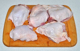 Начинаем с курицы: с бедрышек удаляем кожу, мясо снимаем с костей. 