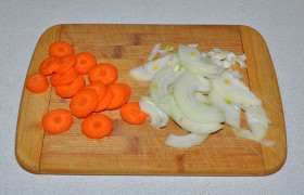 Лук нарезаем полукольцами, морковь – кружочками. Картошку – брусочками.