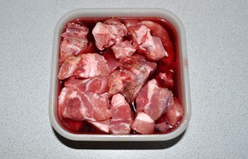 Чтобы свинина получилась вкуснее, пропитавшись гранатовым соком, маринуем ее за несколько часов, еще лучше, если мариноваться мясо будет сутки.
