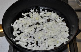 Измельчаем луковицу, засыпаем в сковороду с разогретым маслом, на огне больше среднего обжариваем 4-5 минут.