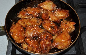 Крылышки из первой сковороды перекладываем в ту, что с соусом, 2-3 минуты перемешиваем и переворачиваем, пока кусочки курицы пропитываются и покрываются темным блестящим густым соусом.