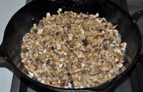 Затем добавляем грибы и продолжаем, помешивая, обжаривать еще 5-6 минут.