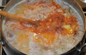 Когда картофель готов,  выкладываем в суп заправку, после закипания солим по вкусу и бросаем пару лавровых листиков, снова переводим на небольшой огонь, на котором держим суп еще минут 8-10. После чего, выключив огонь, даем супу настояться еще минимум 15 минут.