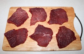 Нарезаем промытое и хорошо обсушенное мясо на ломтики по 9-10 мм толщиной (поперек волокон). Лучше, если они будут небольшого размера.