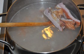 Ребрышки промываем, полотенцем подсушиваем. Разрезаем между косточками. Большую часть мяса срезаем, нарезаем кубиком. А ребрышки отправляем в кастрюлю, когда в ней закипает вода для солянки (1,5-2 литра). Пусть тихонько варятся и отдают свой аромат и вкус.