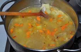 Осталось немного: бросаем в суп сыр, помешиваем до его полного растворения. Выключаем, оставляем под крышкой на 5 минут – и разливаем по тарелкам ароматный суп.