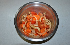 Спокойно промываем, обсушиваем и нарезаем овощи. Лук – половинками колец, помидоры – дольками, тонкими кружочками – морковку. Солим, перчим, перемешиваем в миске.