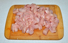 Куриные филе, промытые и хорошо подсушенные в бумажных полотенцах, нарезаем кубиком не больше 20-25 мм. Приправляем перцем и солью.