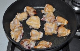 На самый большой огонь ставим сковороду, за 4-5 минут  масло перекаливается . Подрумяниваем куски курицы с каждой стороны по 3-4 минуты. Делаем это в 2 приема, чтобы куски лежали свободно. Перекладываем в посуду для тушения, солим, перчим.