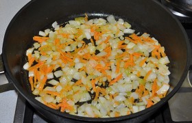 Добавляем нарезанную или тертую морковь, обжариваем 3-4 минуты.