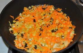 А пока занимаемся фаршем. Сначала разогреваем масло в сковороде, поставленной на средний огонь, и  пассеруем  5-7 минут мелко порубленный лук и тертую морковь. 