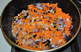 Шинкуем средним кубиком лук, натираем морковь.  Пассеруем  в сливочном масле 7-8 минут (средний огонь конфорки). Даем остыть. 